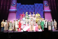 「チャーリーとチョコレート工場」のオールキャスト。