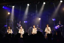 “luxury”セットでパフォーマンスするNUANCE。