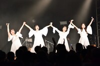 手をつないで会場のファンに挨拶するNUANCE。