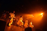 “luxury”セットでパフォーマンスするNUANCE。