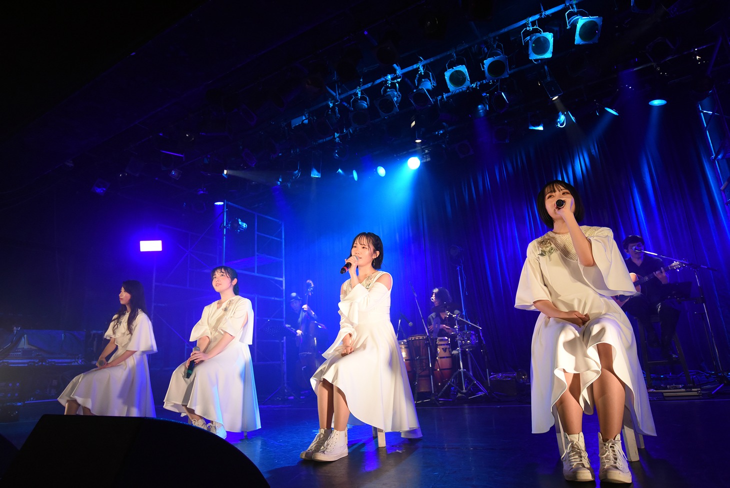 “luxury”セットでパフォーマンスするNUANCE。