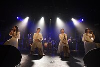 “luxury”セットでパフォーマンスするNUANCE。