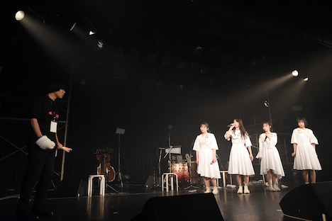 NUANCEにここが異世界ではないことを告げられるオジマアロー（ぎょねこ）。