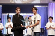 北川景子からトロフィーを受け取る佐藤来未登。（提供：スターダストプロモーション）