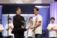 北川景子からトロフィーを受け取る佐藤来未登。（提供：スターダストプロモーション）