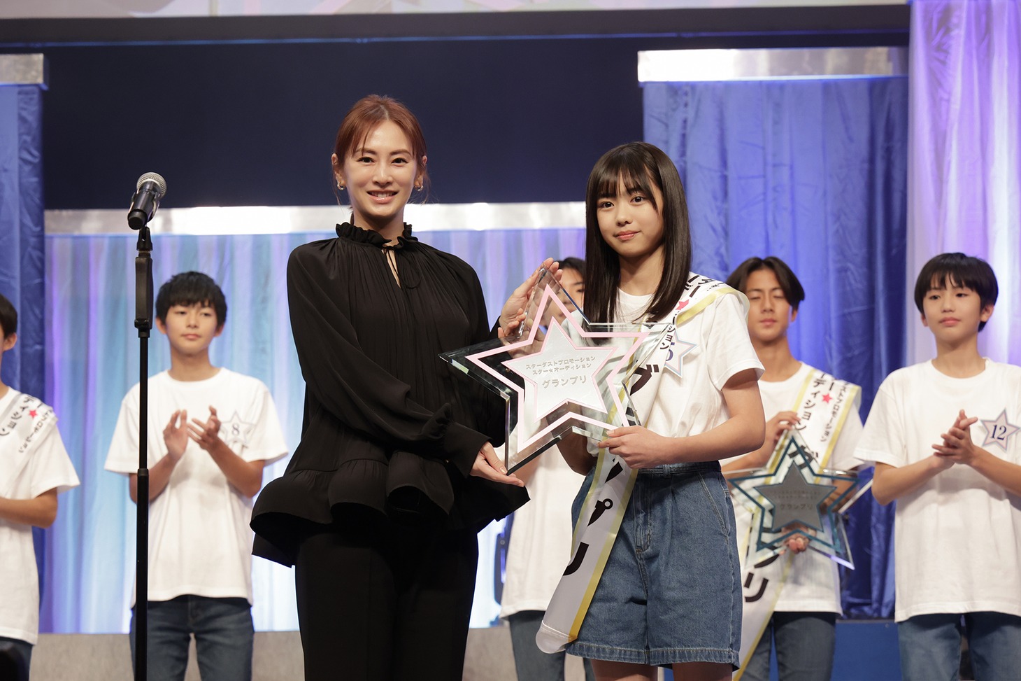 北川景子からトロフィーを受け取る原田花埜。（提供：スターダストプロモーション）