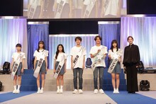 第3回「スター☆オーディション」の受賞者と北川景子。（提供：スターダストプロモーション）