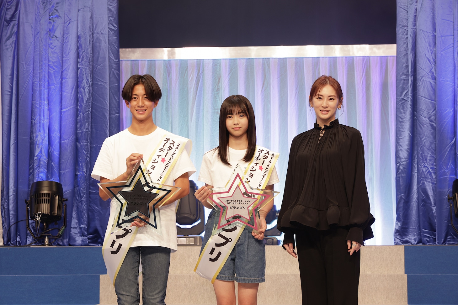 第3回「スター☆オーディション」グランプリの受賞者と北川景子。（提供：スターダストプロモーション）