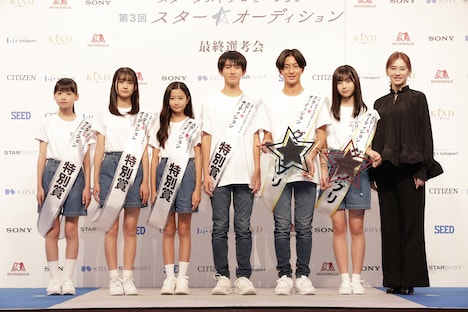 第3回「スター☆オーディション」の受賞者と北川景子。（提供：スターダストプロモーション）