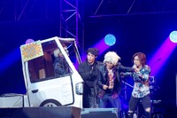 軽トラックで乱入したゴールデンボンバーの樽美酒研二（左 / Dr）。（撮影：上山陽介）