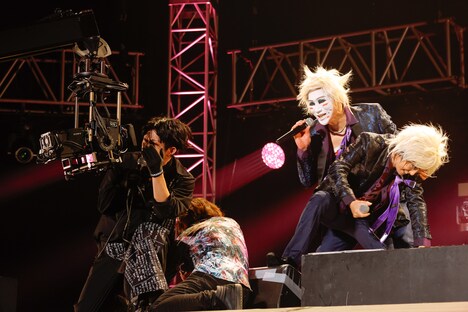 HYDEのコスプレでカメラアピールするゴールデンボンバーの樽美酒研二（Dr）と喜矢武豊（G）。（撮影：上山陽介）