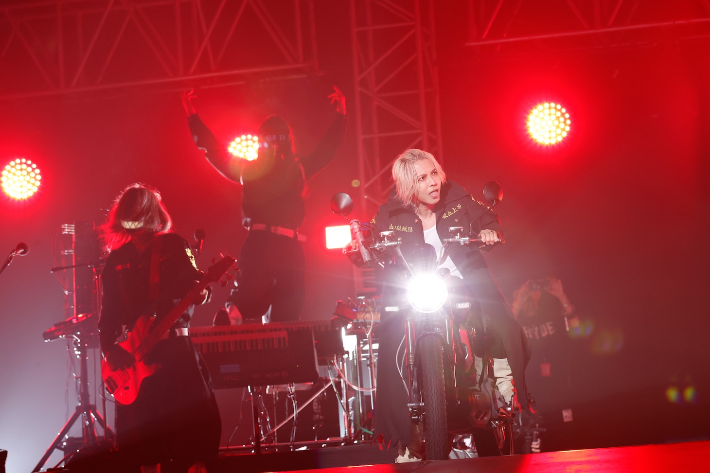 バイクで登場したHYDE。（撮影：木村泰之）