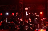 「ココ☆ナツ」でコラボレーションするHYDEとももいろクローバーZ。（撮影：木村泰之）