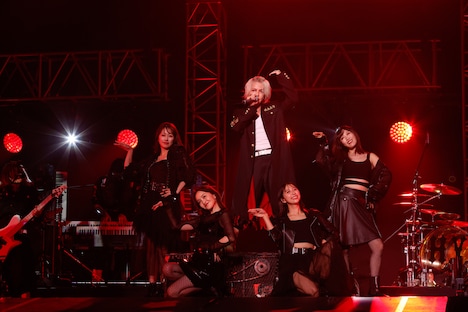 「ココ☆ナツ」でコラボレーションするHYDEとももいろクローバーZ。（撮影：木村泰之）