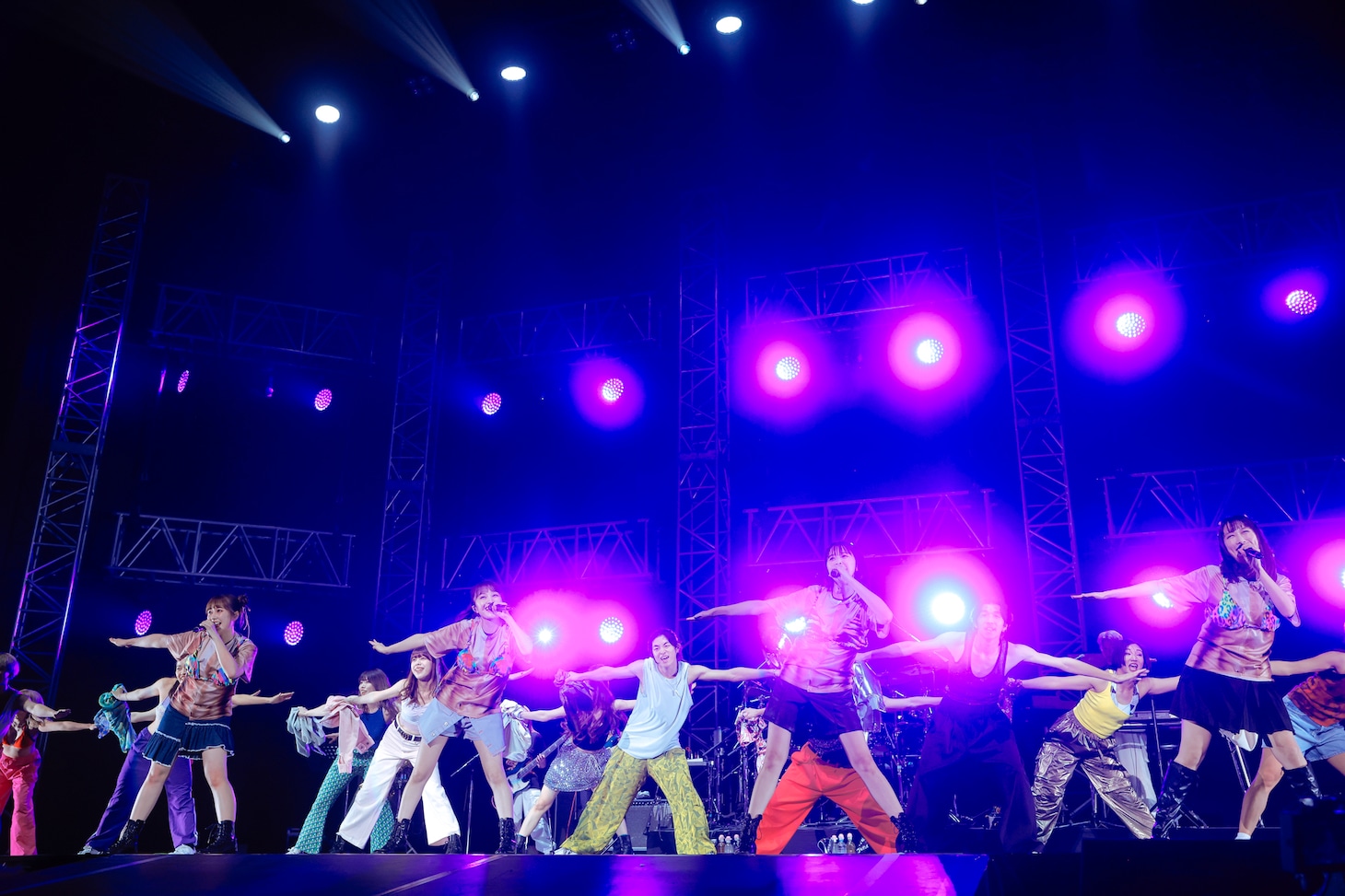 「アゲ♂アゲ♂EVERY☆騎士」を踊るももいろクローバーZ。（撮影：上山陽介）