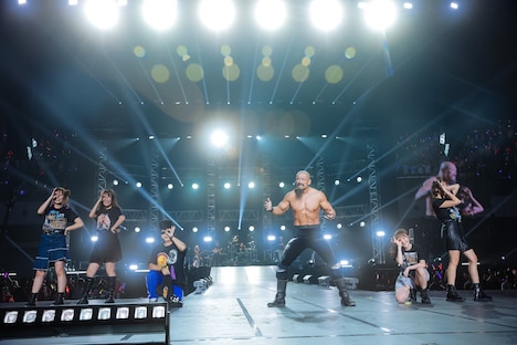 ももいろクローバーZと飯塚高史、早乙女光（氣志團）。（撮影：上山陽介）