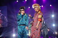 左から氣志團の早乙女光（Dance, Scream）と綾小路翔（Vo）。（撮影：上山陽介）