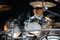 氣志團サポートメンバーの叶亜樹良（Dr）。（撮影：上山陽介）