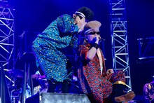 左から氣志團の早乙女光（Dance, Scream）と綾小路翔（Vo）。（撮影：上山陽介）