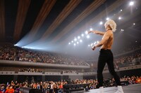 エンディングでカラーボールを好投する樽美酒研二（ゴールデンボンバー）。（撮影：上山陽介）