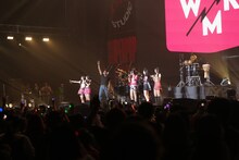 ジョン・バティステとNewJeansのコラボの様子。 (c)2023 ADOR. All Rights Reserved.