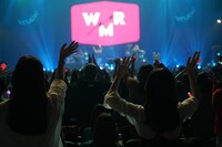 ジョン・バティステのライブの様子。