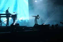 Mrs. GREEN APPLEのライブの様子。