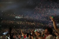 Mrs. GREEN APPLEのライブの様子。