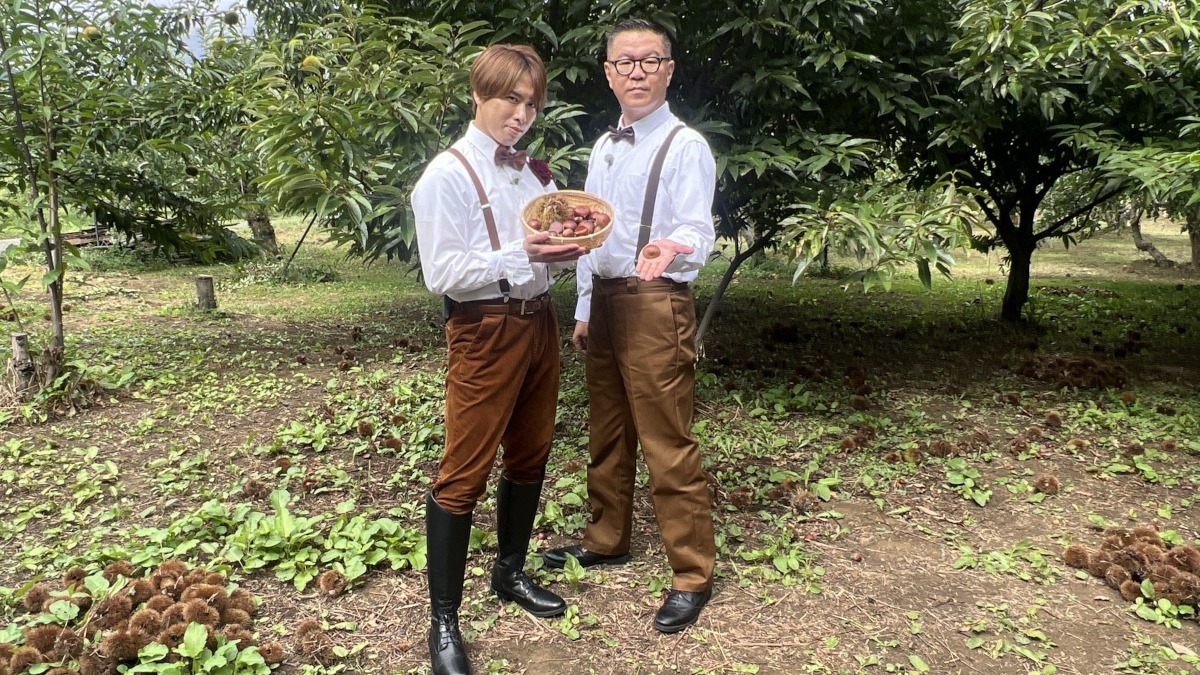 栗を手にする宮舘涼太（左）、長谷川忍（右）。(c)TBS