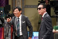 左から明石家さんま、ジョニー志村。(c)日本テレビ