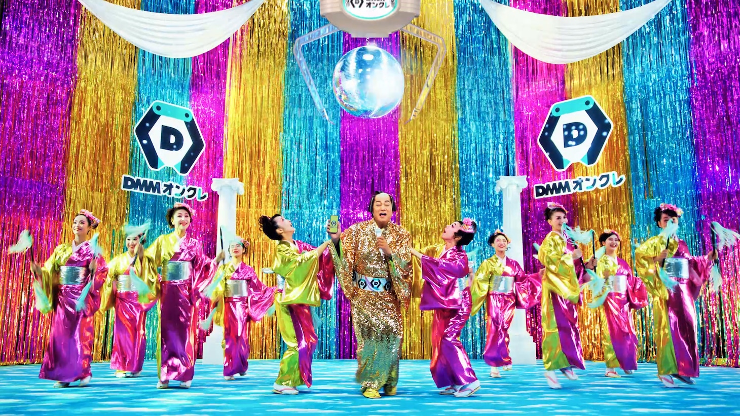 「DMMオンクレ」のテレビCM「毎日がカルナバル」編より。