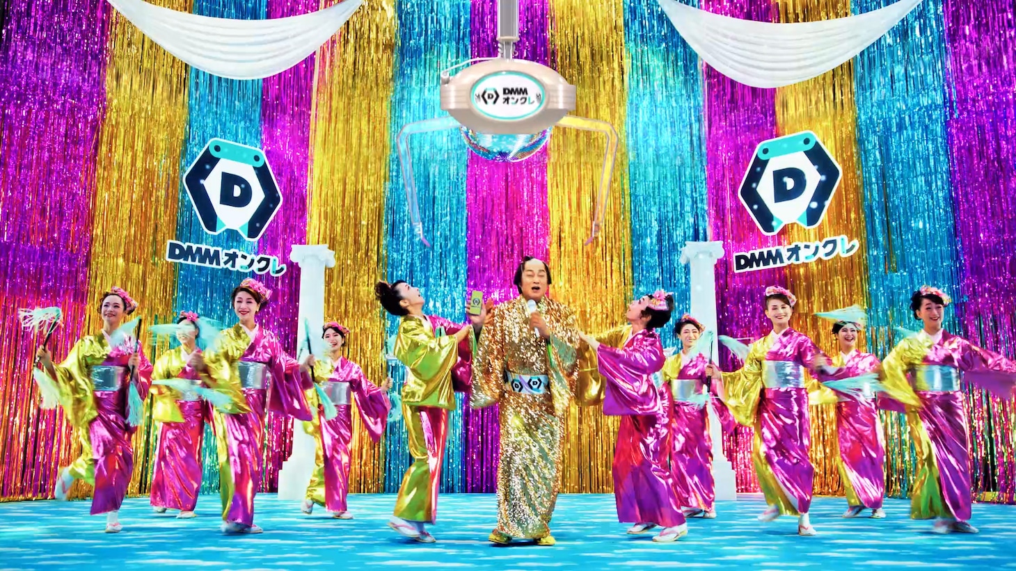 「DMMオンクレ」のテレビCM「毎日がカルナバル」編より。