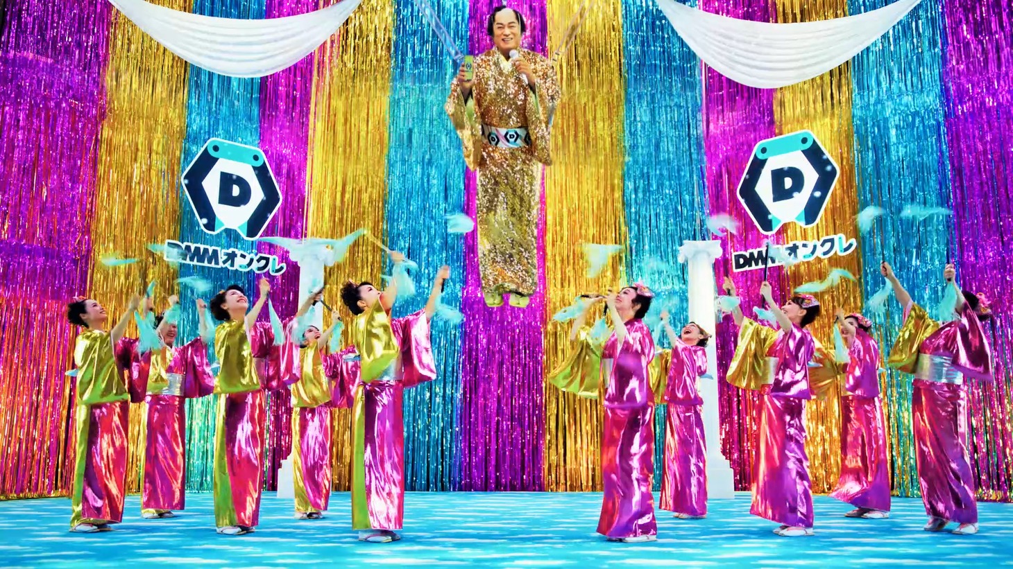 「DMMオンクレ」のテレビCM「毎日がカルナバル」編より。