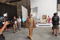 「DMMオンクレ」のテレビCM「毎日がカルナバル」編の撮影メイキングカット。