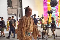 「DMMオンクレ」のテレビCM「毎日がカルナバル」編の撮影メイキングカット。