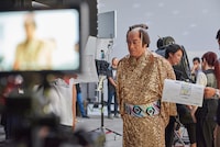 「DMMオンクレ」のテレビCM「毎日がカルナバル」編の撮影メイキングカット。