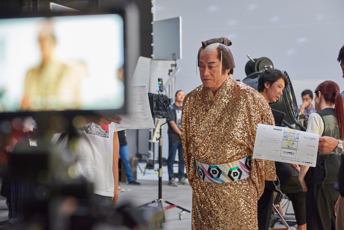 「DMMオンクレ」のテレビCM「毎日がカルナバル」編の撮影メイキングカット。