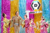 「DMMオンクレ」のテレビCM「毎日がカルナバル」編の撮影メイキングカット。