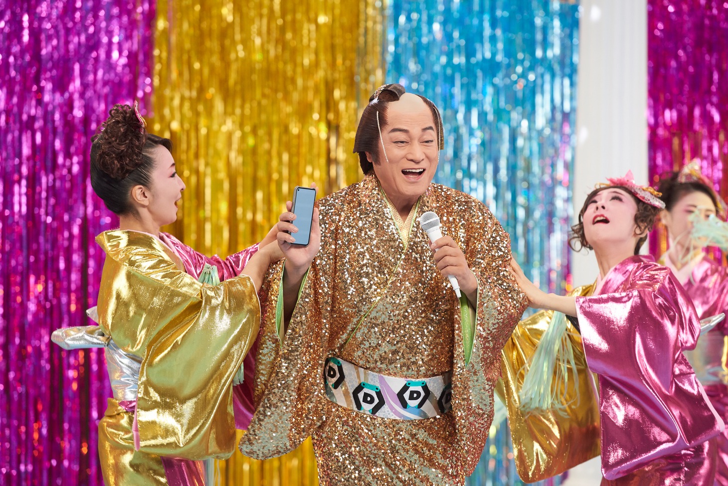「DMMオンクレ」のテレビCM「毎日がカルナバル」編の撮影メイキングカット。