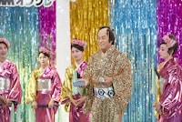 「DMMオンクレ」のテレビCM「毎日がカルナバル」編の撮影メイキングカット。