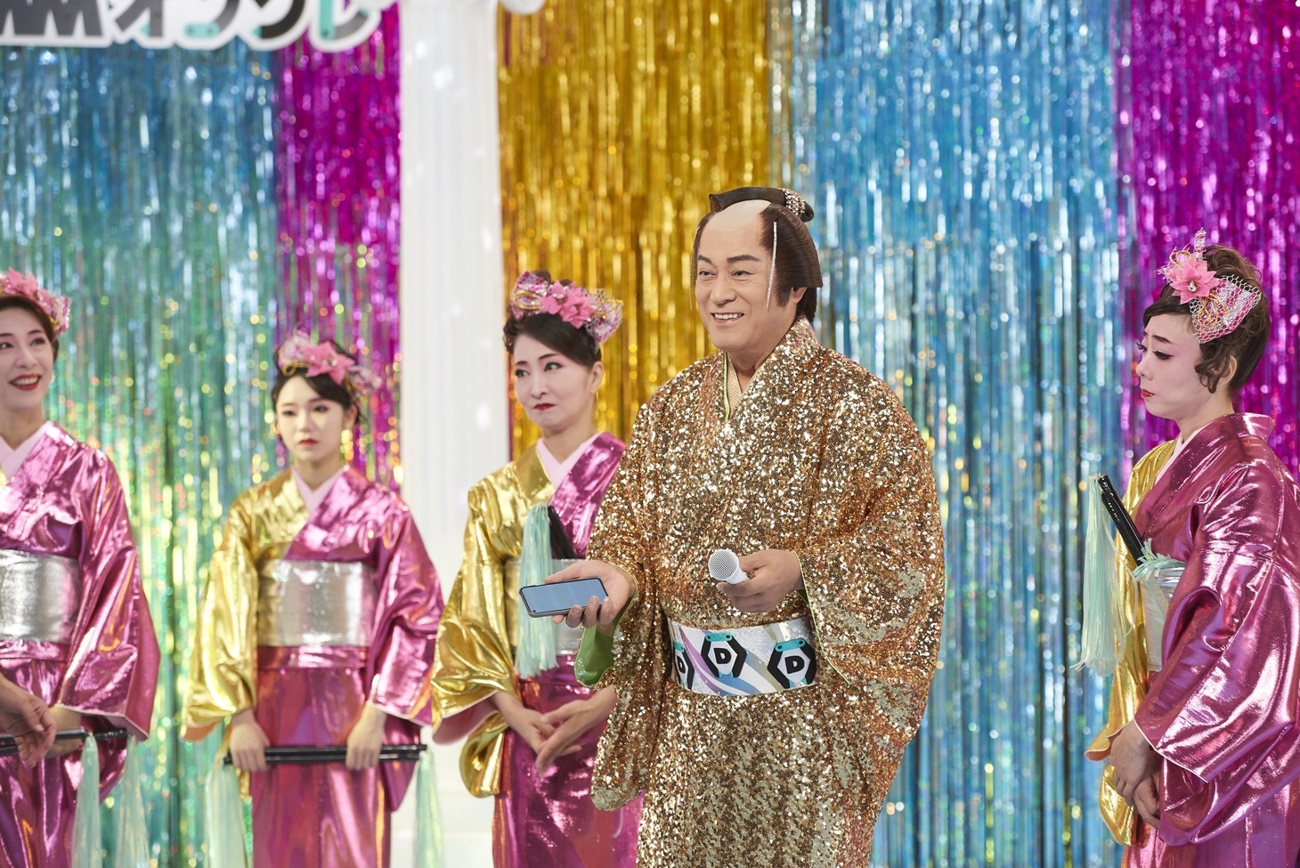「DMMオンクレ」のテレビCM「毎日がカルナバル」編の撮影メイキングカット。