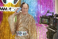 「DMMオンクレ」のテレビCM「毎日がカルナバル」編の撮影メイキングカット。