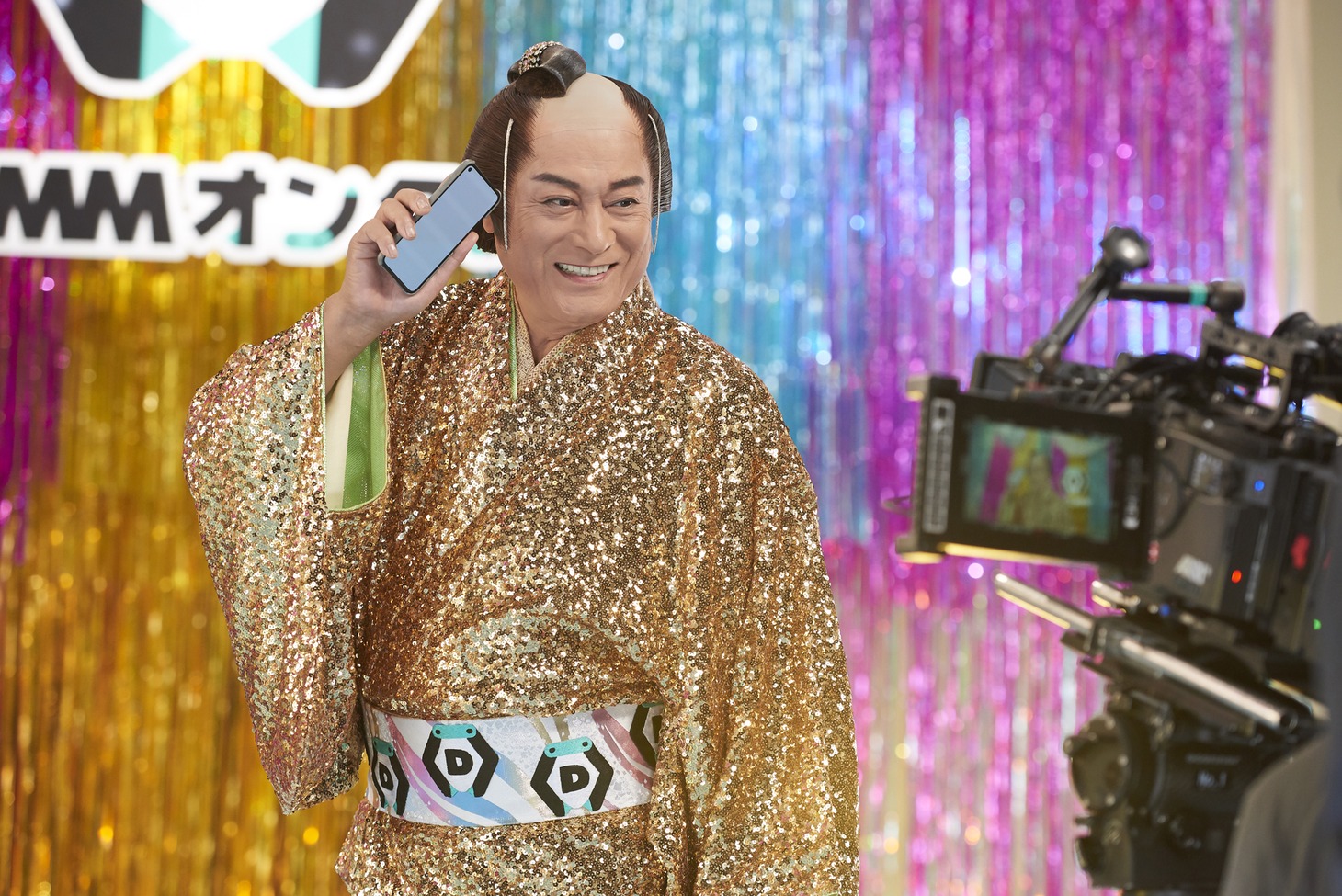 「DMMオンクレ」のテレビCM「毎日がカルナバル」編の撮影メイキングカット。