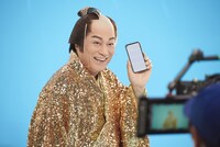 「DMMオンクレ」のテレビCM「毎日がカルナバル」編の撮影の様子。