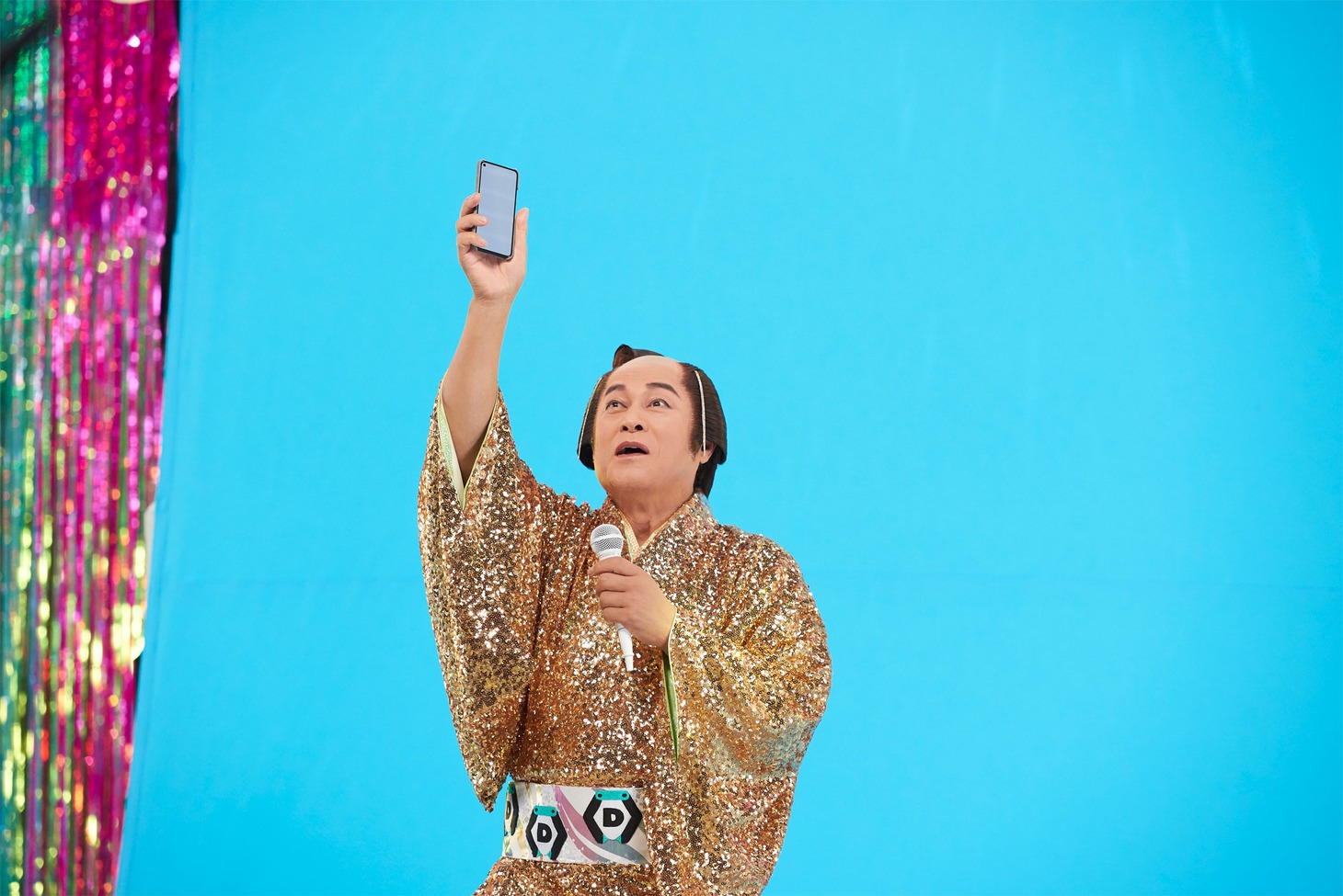「DMMオンクレ」のテレビCM「毎日がカルナバル」編の撮影メイキングカット。