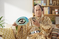 「DMMオンクレ」のテレビCM「毎日がカルナバル」編の撮影メイキングカット。