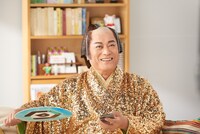 「DMMオンクレ」のテレビCM「毎日がカルナバル」編の撮影メイキングカット。