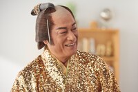 「DMMオンクレ」のテレビCM「毎日がカルナバル」編の撮影メイキングカット。