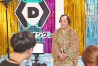 「DMMオンクレ」のテレビCM「毎日がカルナバル」編の撮影メイキングカット。