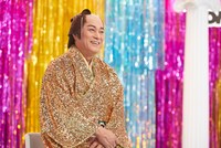 「DMMオンクレ」のテレビCM「毎日がカルナバル」編の撮影メイキングカット。